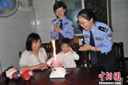 图为小婷婷和妈妈一同庆祝儿童节。 杨兰 摄