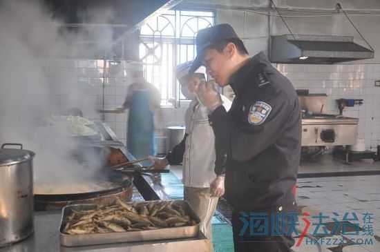 戒毒人员食堂推行民警“首尝制”，对可食用食品的各个环节先由执勤民警亲自品尝，确保食品安全卫生。